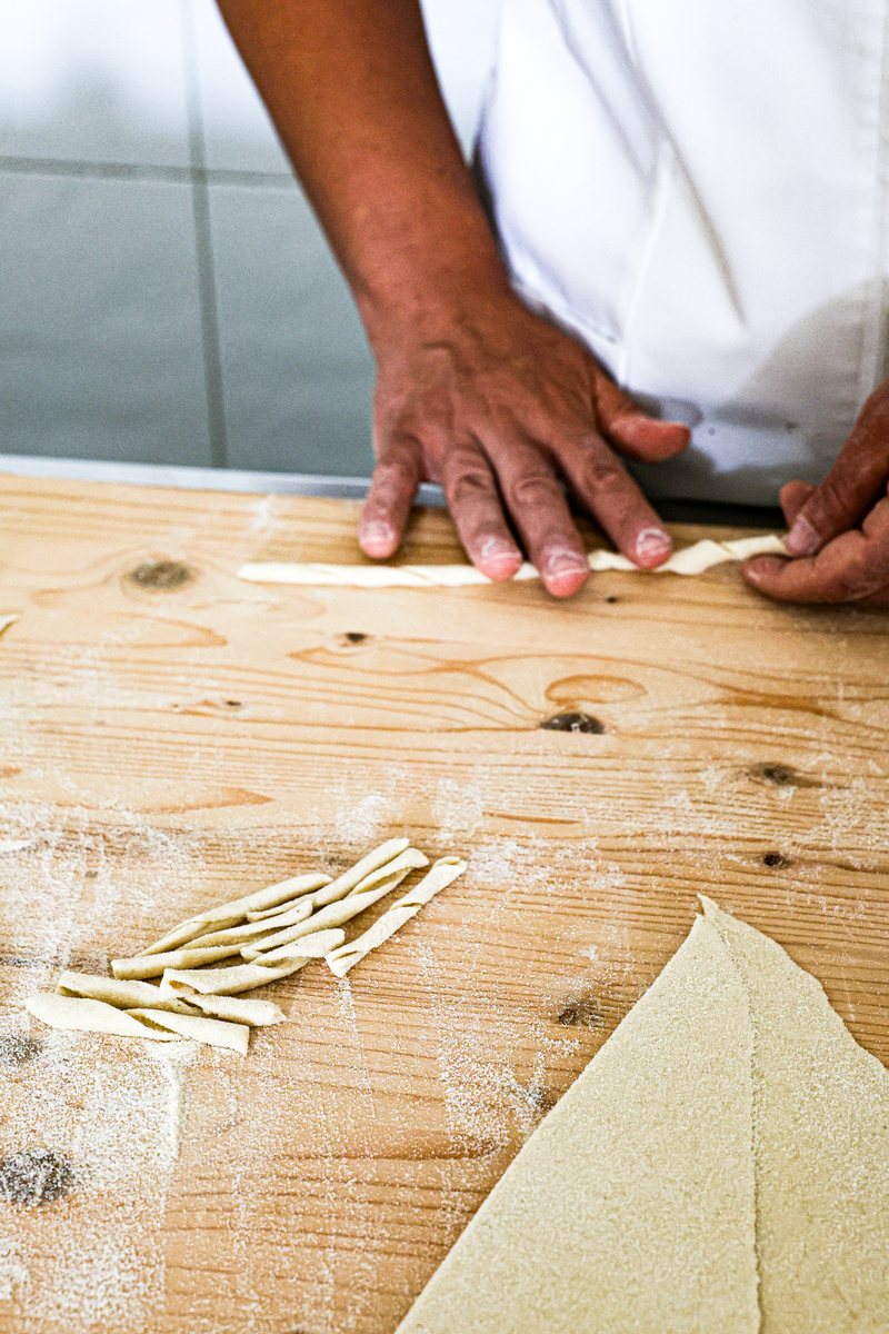 Teigbahnen und Orecchiette nebeneinander