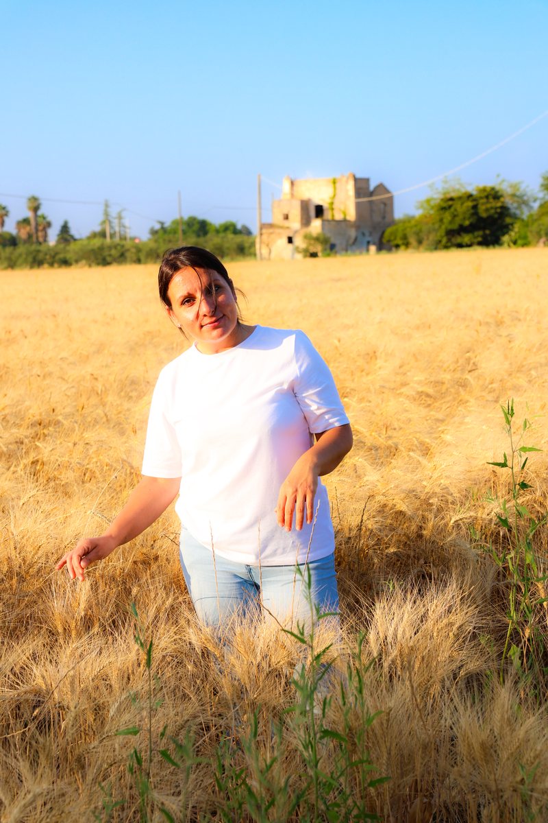 Valentina Manta in einem Weizenfeld bei Aradeo
