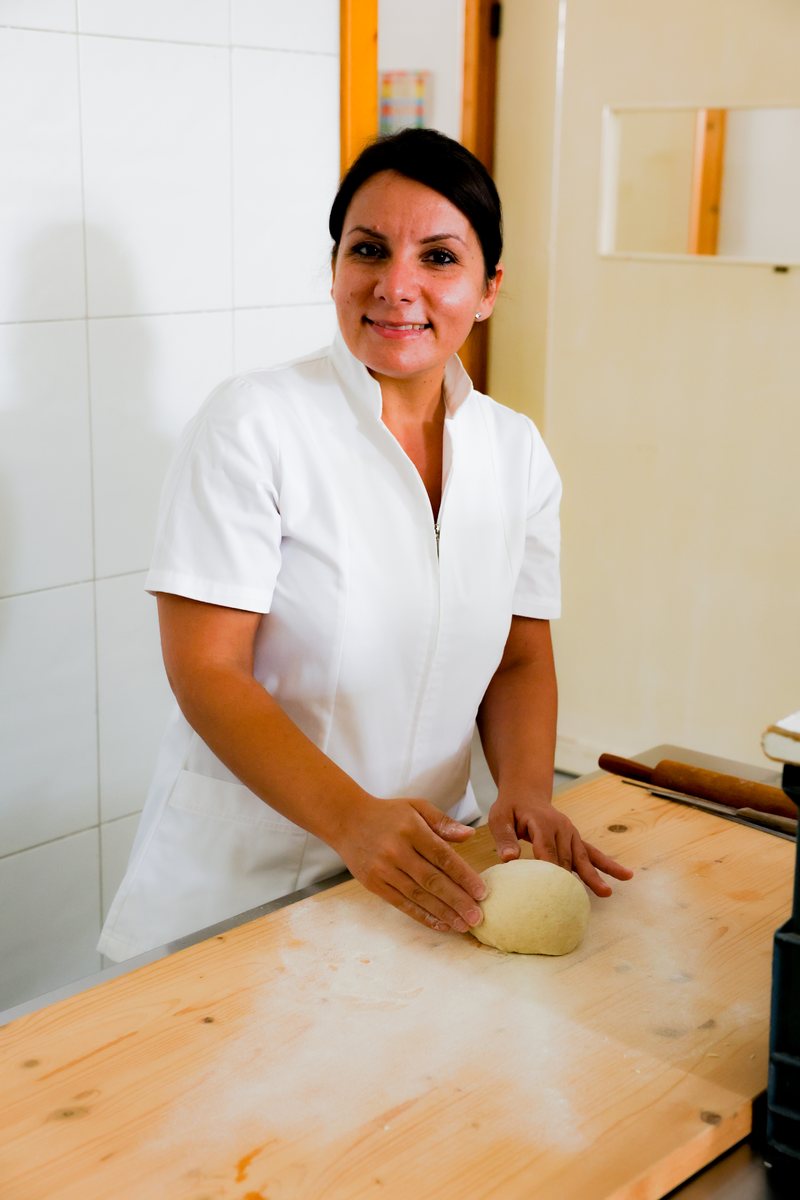 Valentina Manta am Holztisch ihrer Manufaktur